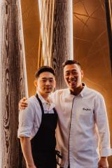 Le chef Ryan Cho (à gauche), et le chef Akira Back.