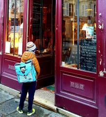 Après l'école, un enfant patiente devant le Loir dans une théière pour prendre son goûter