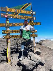 Andy Reid a gravi le Kilimandjaro avec un burger pour battre le record de la livraison à la plus...