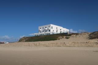 Le Grand Hôtel de la Plage à Biscarosse, posé sur la dune.