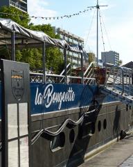 La péniche La Bougeotte est amarrée sur bassin de La Villette, à Paris (XIXe).