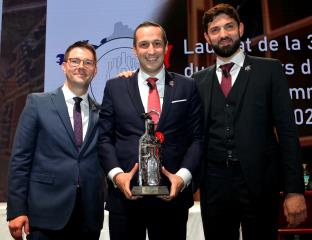 Avec son trophée, le vainqueur Xavier Thuizat entouré par Mikael Grou et Pierre Vila Palleja.
