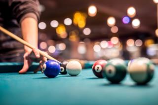 Malgré son encombrement, le billard revient à la mode. Dans certains établissements, il est...