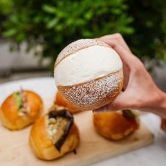 Le Maritozzi, composé d'une pâte à choux très fine fourrée de crème fouettée (panna), est un...