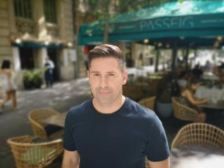 Laurent Romero sur sa terrasse de 65 couverts ouverte toute l'année