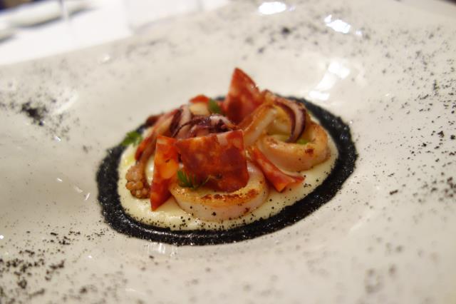 encornet à la plancha, chorizo de bellota, encre et pomme purée à l'huile de combava, terre et mer version Pierre-Louis Marin