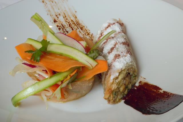 Pastilla de volaille et foie gras en cannelloni et salade de légumes croquants.