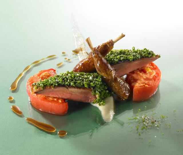 Recette de Thomas L'Hérisson, Auberge Saint Jean à Saint-Jean de Blaignac (33) : Suprêmes de pigeon rôtis, les cuisses cuites longuement, grosse tranche de tomates Hector, pulpe d'échalote au citron vert