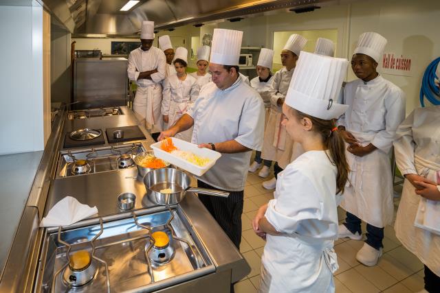 Eric Nouchet, professeur en « organisation et production culinaire », supervise le CAP Cuisine du Lycée Simone Veil à Angers.