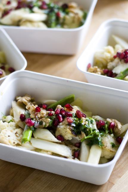 Un menu léger pour cadres pressés  de Volksspeisung : Chou-fleur rôti, sur lit de pommes de terre et d'asperges, noix et grenades.