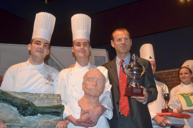 Geoffrey Agliata et Elliot Mallard, le binôme vainqueur de ce concours avec leur professeur Eddy Fourna.