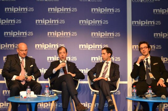 Conférence sur l'hôtellerie de luxe, avec, de gauche à droite : Christopher Härce (Jones Lang LaSalle), Paul Massot (Mandarin Oriental), Valentin Sadan (FRHI) et Francesco Cefalu (Four Seasons).