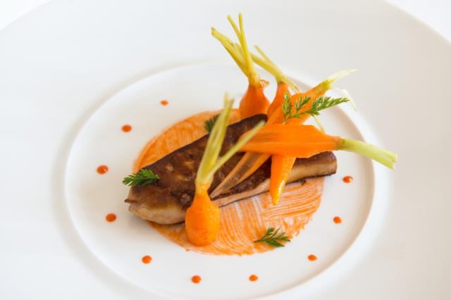 Escalope de foie gras poêlée, carottes de sable crues et cuites roulées à l'huile d'amandons de pruneaux