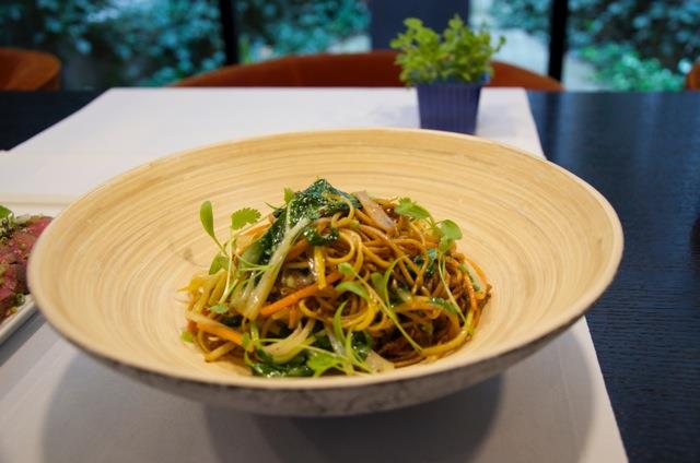 Wok de nouilles et légumes sautés