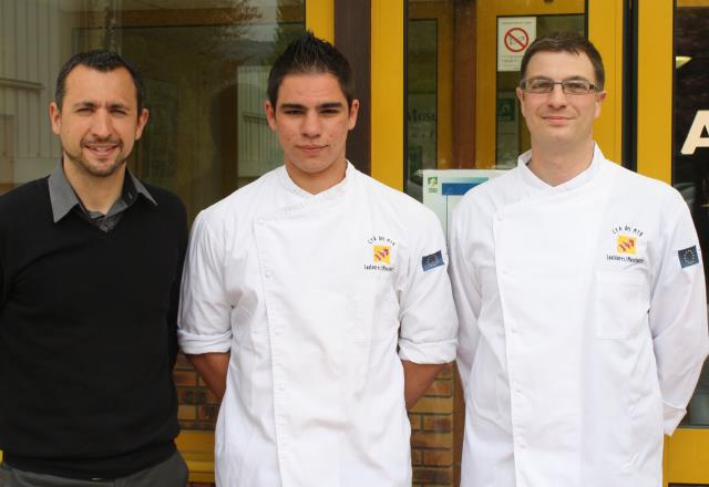 De gauche à droite : Nicolas Jacob, chef d'établissement, Joris Claudel et François Wentzel, formateur référent CAP.