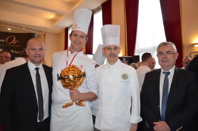 De g à d : Jean-François Tostivin, chef des travaux du CFA Médéric, David Delsart et Hubert Lozac'h qui était son professeur il y a vingt ans, Richard Alexandre directeur actuel du CFA.