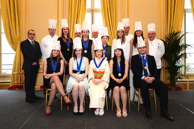 Les 10 meilleurs élèves de la promotion entourés des chefs de l'école et de Damien Julia.