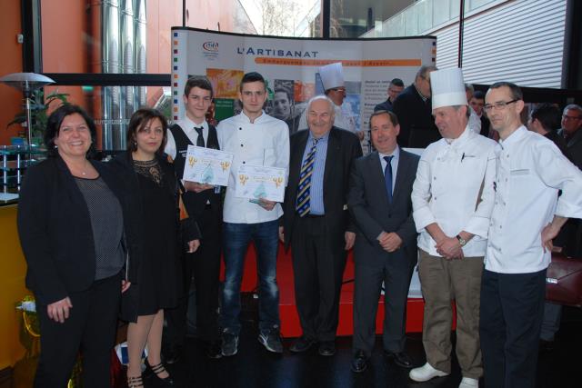 Remise du prix au meilleur binôme : Thomas  Meyniel et Raphaël Pouy.