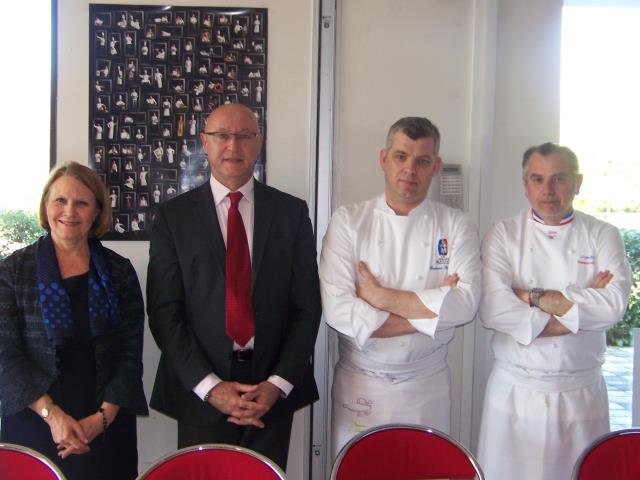 de gauche à droite :Françoise Moulin Civil, rectrice de l'académie de Lyon, Daniel Gorrindo, proviseur du lycée-CFA, Laurent Bouvier, président des Toques blanches lyonnaises, et Joseph Viola, vice-président de l'association.