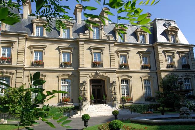 Entouré de ses jardins, le château-hôtel abrite 48 suites et chambres.