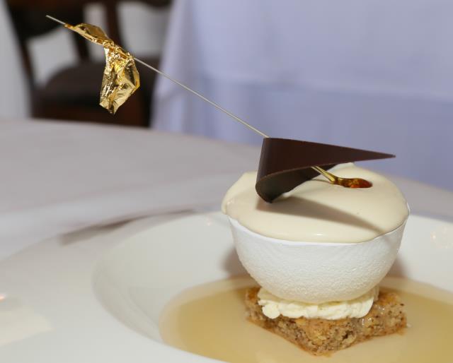 La coque meringuée, glace au Cognac et confit praliné