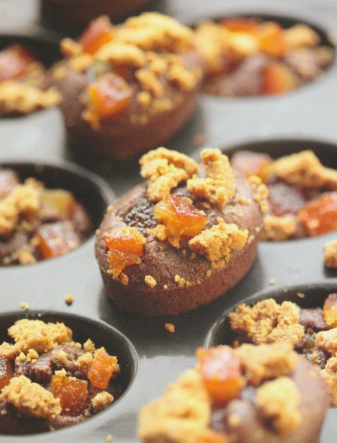 Financiers au chocolat noir, streuzel agrumes et oranges confites, recette harmonisée du livre 'L'essentiel du chocolat'.