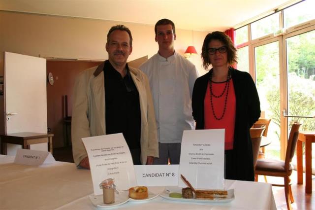 Benjamin Gourvat avec son employeur Pierre Corre et sa professeur de cuisine.