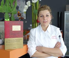 Marlène Chaussemy avec son nouveau livre de chevet : le Livre de cuisine.  « Je vais essayer le...