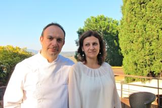 Pierre-Louis et Béatrice Marin, sur la terrasse de leur Auberge du Cellier, Fenouillèdes en fond