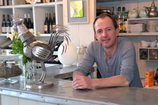 Erwan Gueguen , serveur , chef cuisinier et oenologue au bar de son restaurant les cocotttes