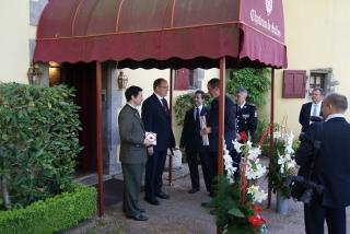 A la sortie du Château, à g Jean-Marc banquet d'Orx, au centre le prince Albert II de Monaco.