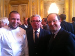 De g à : Gomez, chef des cuisines de l'Elysée, Didier Chenet et le président de la République.