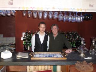 Geoffrey Buger, stagiaire en service, et Jean-Philippe Duhard, directeur de l'établissement au bar...