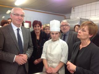 Un ministre très intéressé par les démonstrations culinaires en anglais. de g à d. Thierry Repentin...