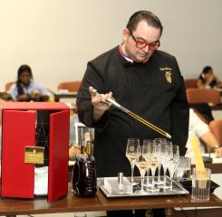 Fabrice Sommier a assuré le spectacle avec le service du cognac.