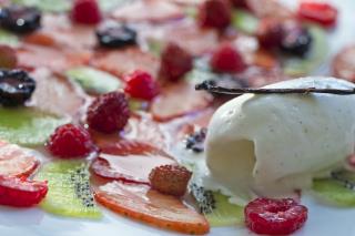 Carpaccio de fruits rouges, kiwi, chantilly et sirop à la vanille.