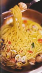 Spaghetti alle vongole, recette harmonisée du livre 'Planet Food'.