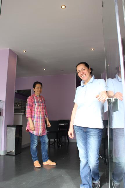 Zahra Hatri (au second plan) et Saïda Harfi ont décidé de créer leur propre entreprise en ouvrant une enseigne originale de restauration rapide à Caen.