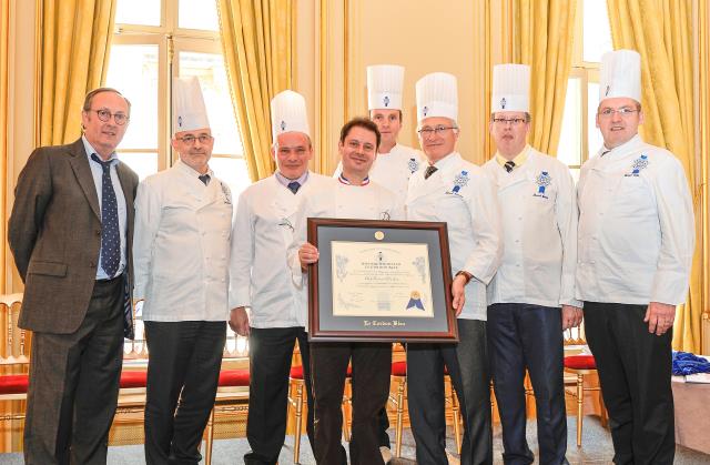 Laurent Duchêne entouré des formateurs de l'école Le Cordon Bleu.