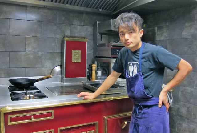 le chef Masashi Iijima, dans la cuisine de son nouveau Cinquième Péché.