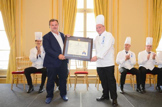 Pierre Hermé avec notre Chef Enseignant Jean François Deguignet et la lancé des toques avec tous les diplômés.