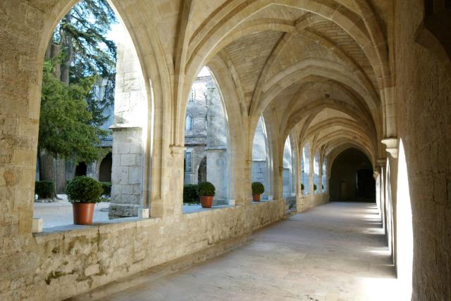 Le cloître du couvent royal de Saint-Maximin (62).