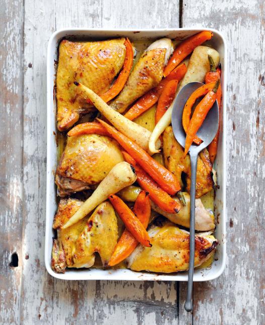 Poulet rôti aux épices et légumes racines, recette harmonisée du livre '1001 idées pour inviter sans se ruiner'.