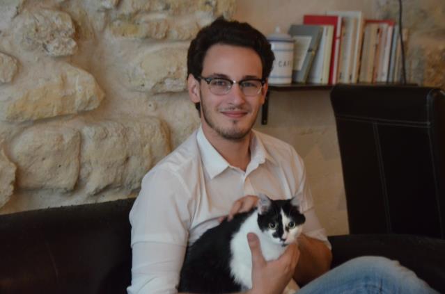 Gaëtan Achenza et la chatte Oréa.