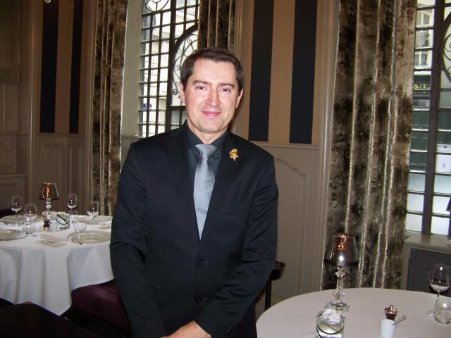 Sommelier de profession, Denis Verneau a appris le métier de salle sur le terrain grâce à un parcours professionnel très riche.