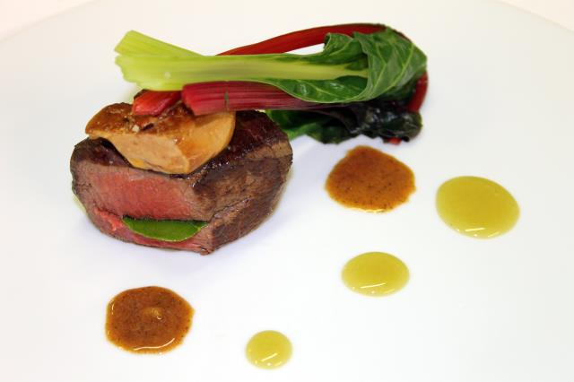 Filet de boeuf rôti et salé au soja, piqué de combava, sirop de wasabi, blettes et foie gras, par Nicolas FAGES Chef de Cuisine Château de Sully route de Port en Bessin 14 400 Bayeux