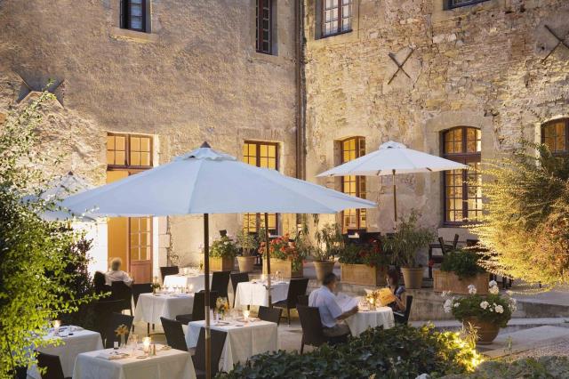 La terrasse de l'abbaye de Soreze (81).