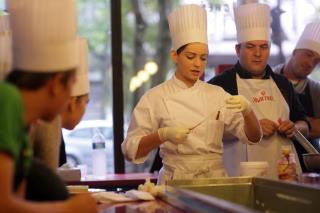 Amandine Picard anime le cours de cuisine  pour les jeunes de SOS Villages d'enfants.