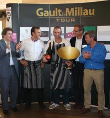 De gauche à droite : Marc Esquerré, rédacteur en chef du Gault&Millau, Emmanuel Renaut, Yoann...