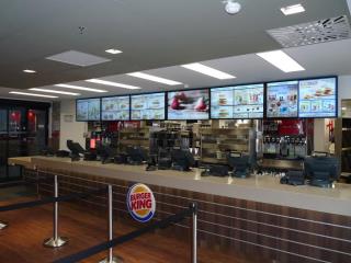 Burger King Saint-Lazare, le 16 décembre : huit caisses enregistreuses pour deux lignes de...